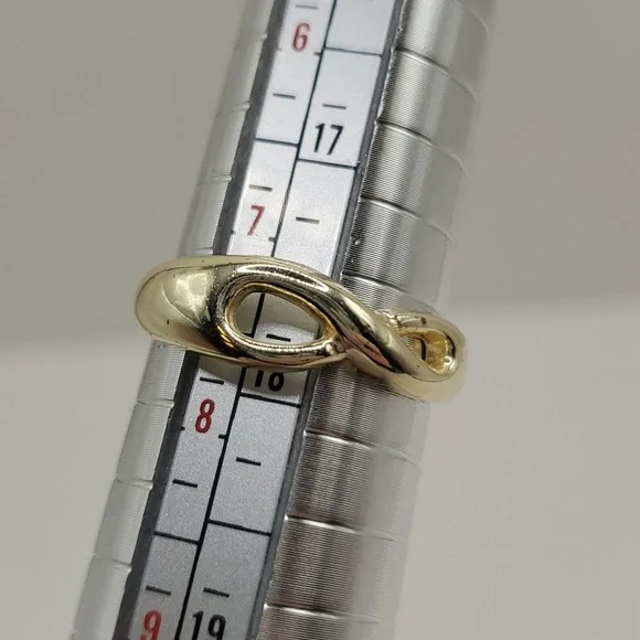 Lot of Five Vintage Costume Rings, Sizes 7-9 (including Trifari) - Picture 6 of 11